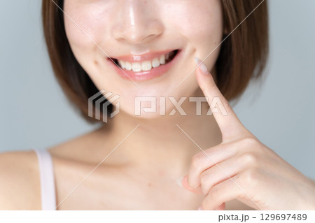 デンタルケア　ビューティー　若い女性　 129697489