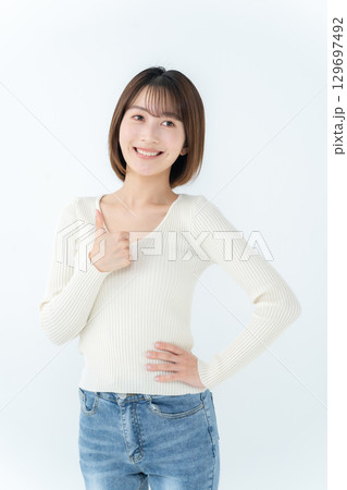 若い女性　カジュアル　サムズアップ 129697492