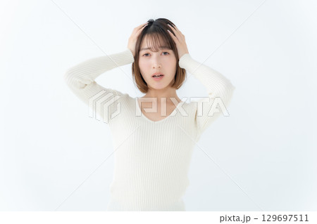 若い女性　カジュアル　悩む 129697511