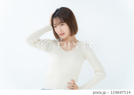 若い女性　カジュアル　悩む 129697514