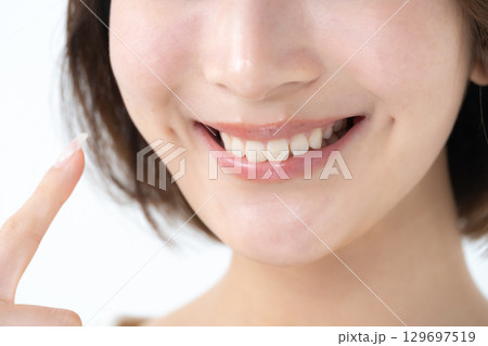 デンタルケア　口元　若い女性　 129697519