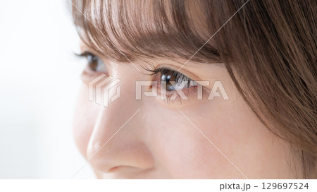 若い女性　目元　アップ 129697524
