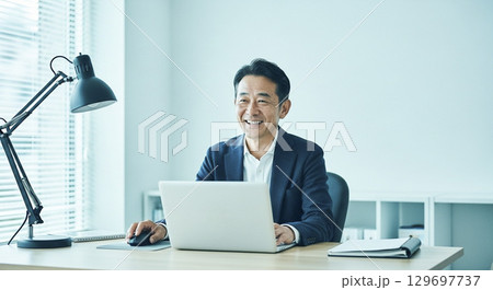 並木道を歩く女性ビジネスパーソン 129697737