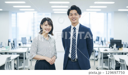 オフィスで笑顔の男女ビジネスパーソン 129697750
