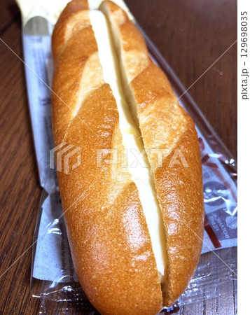 コンビニで買った菓子パン 129698035