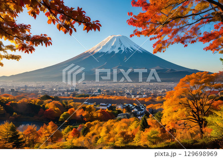 紅葉の景色に包まれた富士山 129698969