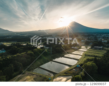 ドローン空撮による夕暮れの富士山と田園風景 129699037