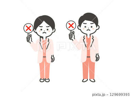 不正解の札を持つスクラブに白衣姿の3頭身男女医師イラスト 不正解の札を持つスクラブに白衣姿の3頭身男女医師イラスト 129699393