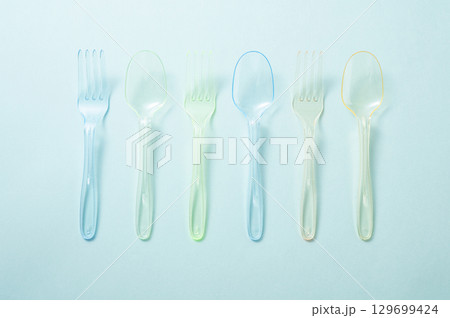 プラスチック製のスプーンとフォーク 129699424