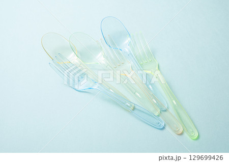 プラスチック製のスプーンとフォーク プラスチック製のスプーンとフォーク 129699426
