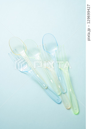 プラスチック製のスプーンとフォーク 129699427