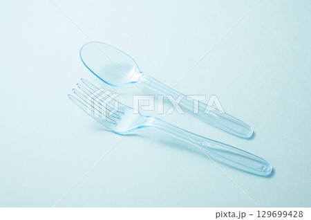 プラスチック製のスプーンとフォーク プラスチック製のスプーンとフォーク 129699428