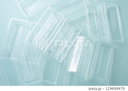 たくさんのプラスチック容器 129699470