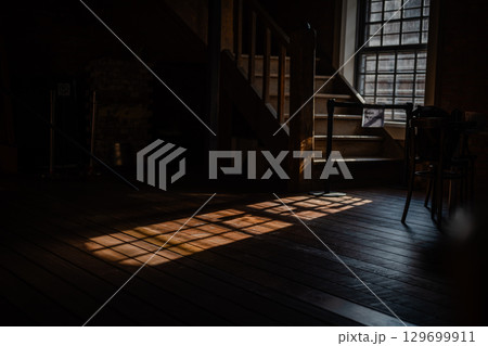 レトロな窓から差し込む光と影 129699911