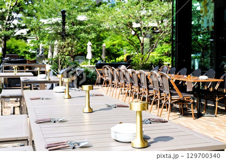 屋外に設置されたテーブルとイス 129700340