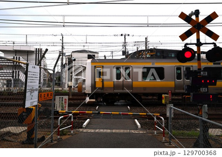 踏切を通過する総武線の列車 踏切を通過する総武線の列車 129700368