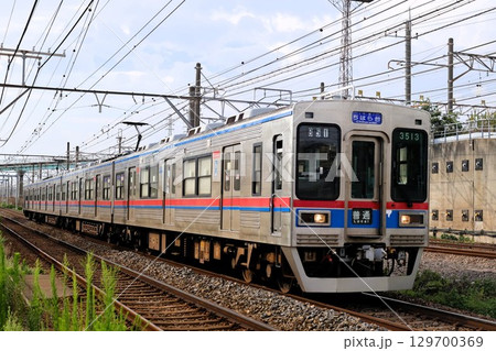 走行する京成千葉線の列車 129700369