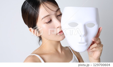 仮面を持つ女性　ビューティーイメージ 129700604