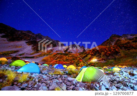 北アルプス　涸沢の絶景紅葉と満天の星空 129700877