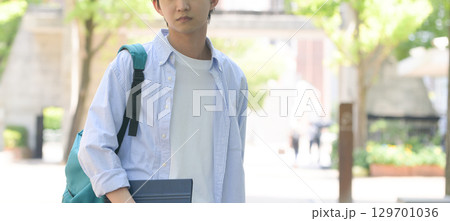 　青いシャツの男子学生バストアップ 129701036