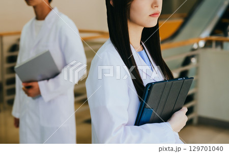 白衣を着た医者 白衣を着た医者 129701040