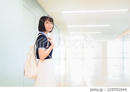 施設内を歩く女性 施設内を歩く女性 129701044