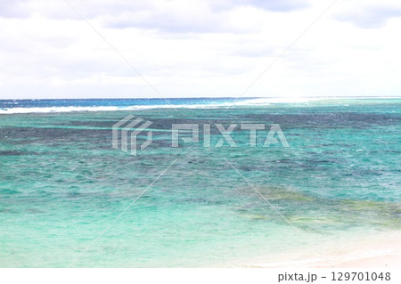 沖縄県国頭郡宜野座村の海 沖縄県国頭郡宜野座村の海 129701048