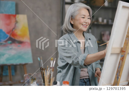 笑顔の日本人女性　絵を描く　Generative AI 129701395