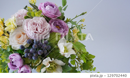 シックな色合いのフラワーアレンジメント シックな色合いのフラワーアレンジメント 129702440