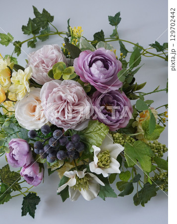 シックな色合いのフラワーアレンジメント 129702442