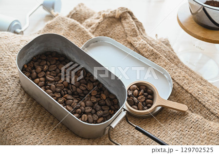 アウトドアでコーヒー焙煎 アウトドアでコーヒー焙煎 129702525