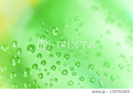 水滴・グリーン 背景素材 129702803