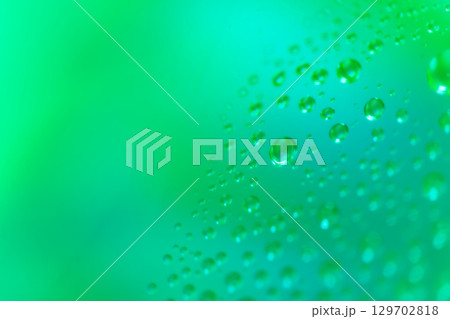 水滴・グリーン 背景素材 129702818