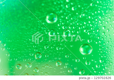 水滴・グリーン 背景素材 129702826