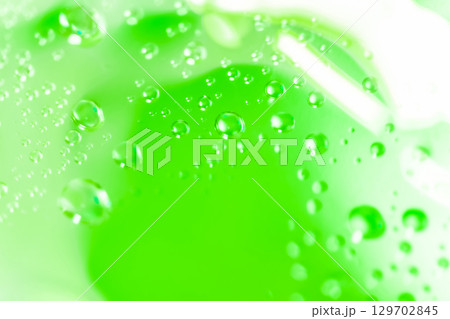 水滴・グリーン 背景素材 129702845