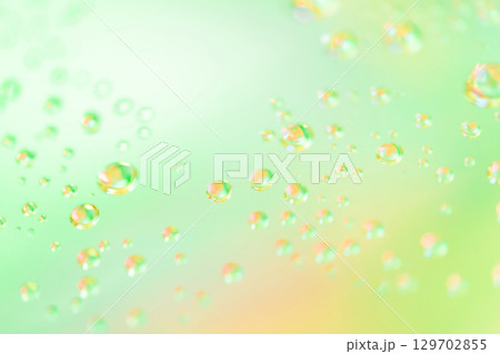 水滴・グリーン 背景素材 129702855
