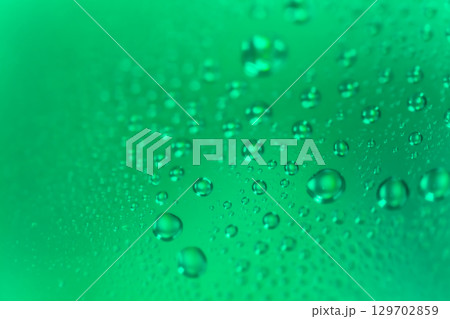 水滴・グリーン 背景素材 129702859