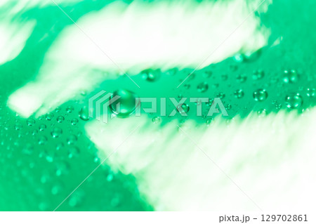 水滴・グリーン 背景素材 水滴・グリーン 背景素材 129702861
