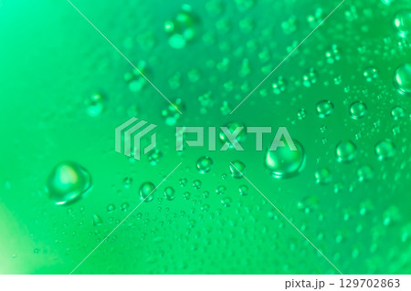 水滴・グリーン 背景素材 129702863