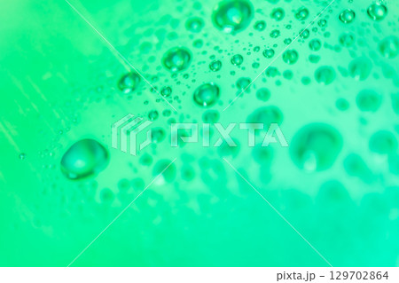 水滴・グリーン 背景素材 水滴・グリーン 背景素材 129702864