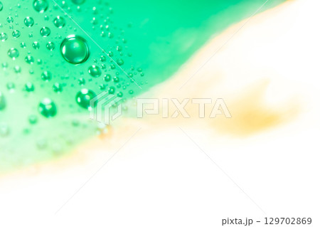 水滴・グリーン 背景素材 129702869