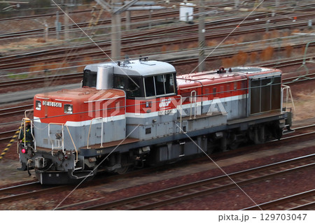 岡山貨物ターミナル内で入換する晩年のDE10形ディーゼル機関車 129703047