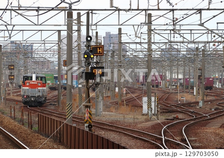 岡山貨物ターミナル内で入換する晩年のDE10形ディーゼル機関車 129703050