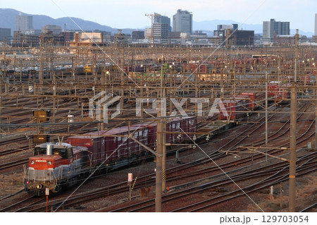 岡山貨物ターミナル内で入換する晩年のDE10形ディーゼル機関車 129703054