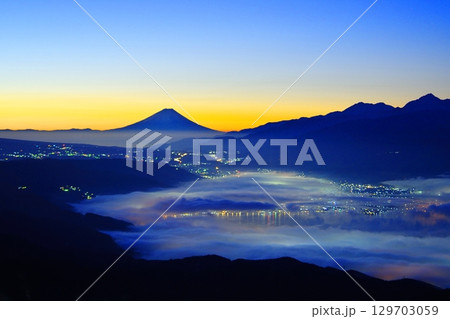 高ボッチ高原よりの富士山と雲海に包まれる諏訪湖 129703059