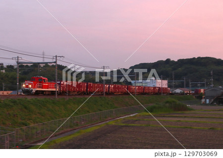 水島臨海鉄道→山陽本線を行く貨物列車(DD200形牽引) 水島臨海鉄道→山陽本線を行く貨物列車(DD200形牽引) 129703069