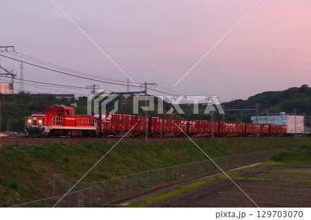 水島臨海鉄道→山陽本線を行く貨物列車（DD200形牽引） 129703070