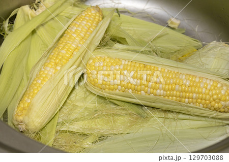 Cleaning raw cobs of sweet corn in 129703088