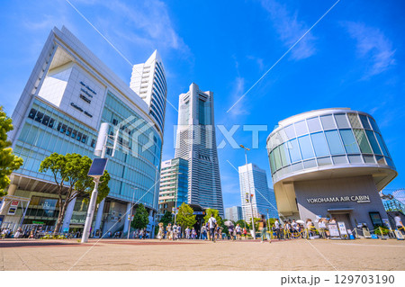 日本の横浜都市景観8月17日。横浜ランドマークタワーやヨコハマエアキャビンの桜木町駅などを望む 日本の横浜都市景観8月17日。横浜ランドマークタワーやヨコハマエアキャビンの桜木町駅などを望む 129703190