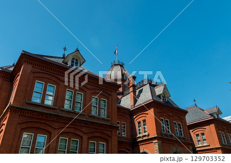 北海道庁旧本庁舎　赤レンガ庁舎　青空に映える札幌観光名所 129703352